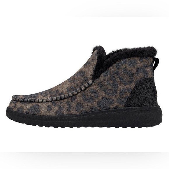 Hey Dude Denny Leo in Nut Size 6 Comfort and Fuzzy - Picture 2 of 8